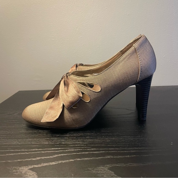Ann Marino Women’s Dress Shoes 9M Heels Brown Satin Bow Cutouts Retro Academia - Picture 11 of 13